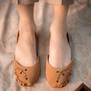 Latte-Khussa-kolhapuri-dazzle-by-sarah