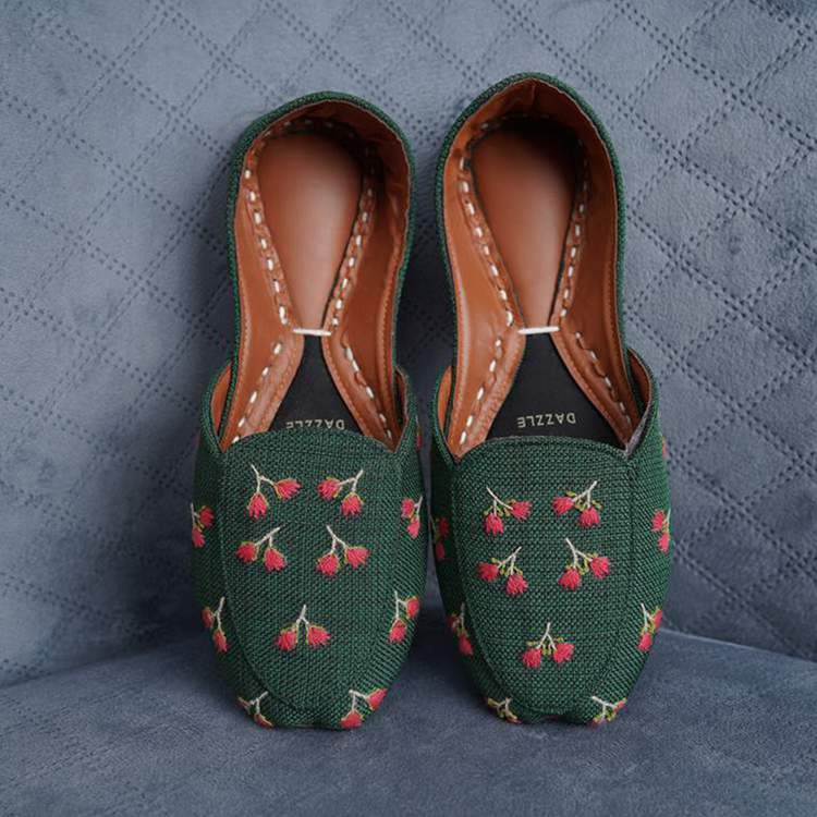 Sasha-Khussa-kolhapuri-dazzle-by-sarah