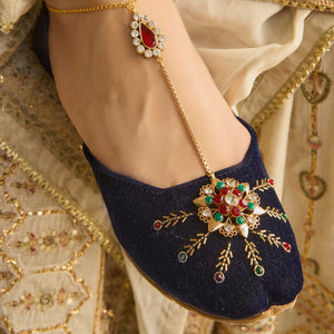 Shehar Bano-Khussa-kolhapuri-dazzle-by-sarah