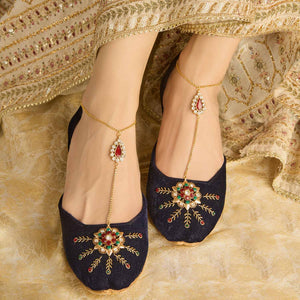 Shehar Bano-Khussa-kolhapuri-dazzle-by-sarah